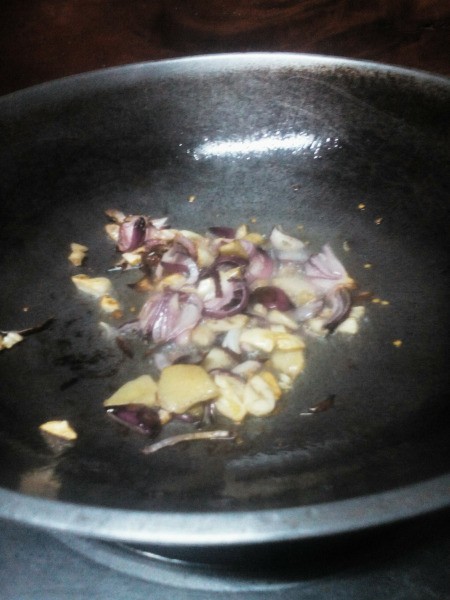garlic & onions in pan