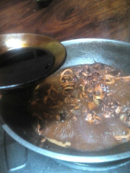 pouring sauce on Squid