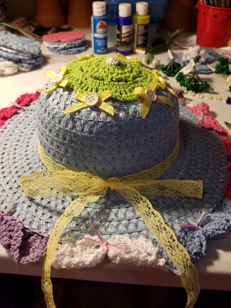 Spring Hat and Butterfly Door Hanging - tie the lace around the crown