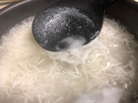 cooking rice in water