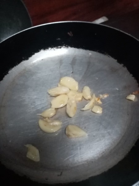 garlic in oil in pan