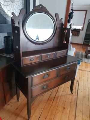 Identifying an Antique or Vintage Dresser - old mirrored dresser