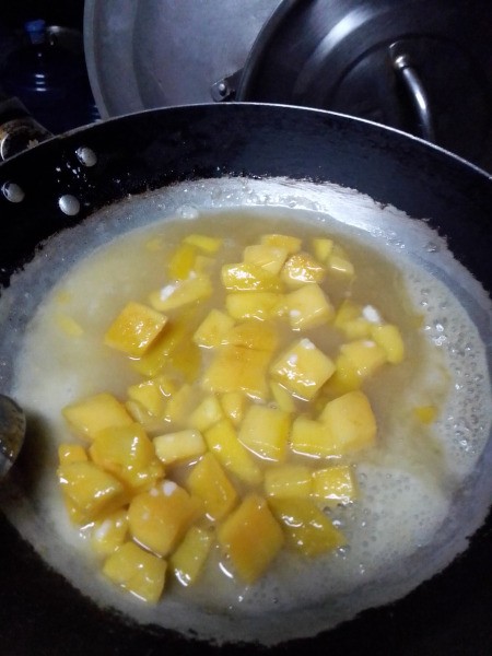 adding corn starch mix to mango