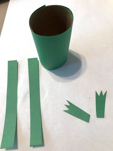 Making a Pet Frog from a Toilet Paper Tube - cut two strips for hind legs and cut out feet