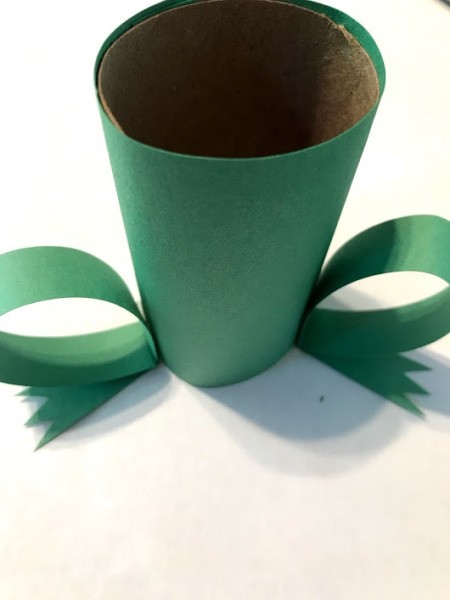 Making a Pet Frog from a Toilet Paper Tube - back legs seen from the front of the tube