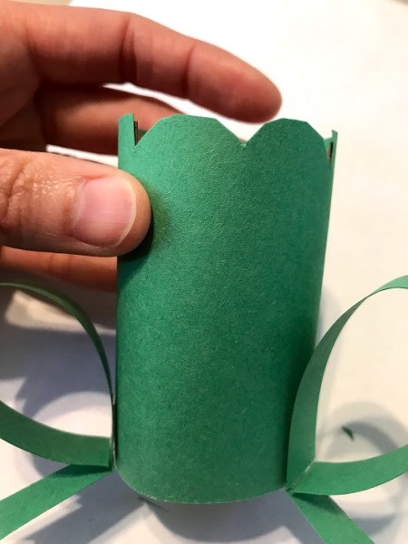 Making a Pet Frog from a Toilet Paper Tube - cut the top of the tube to create an outline of the frog's face