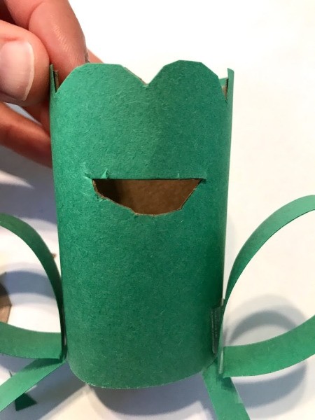 Making a Pet Frog from a Toilet Paper Tube - cut out the mouth