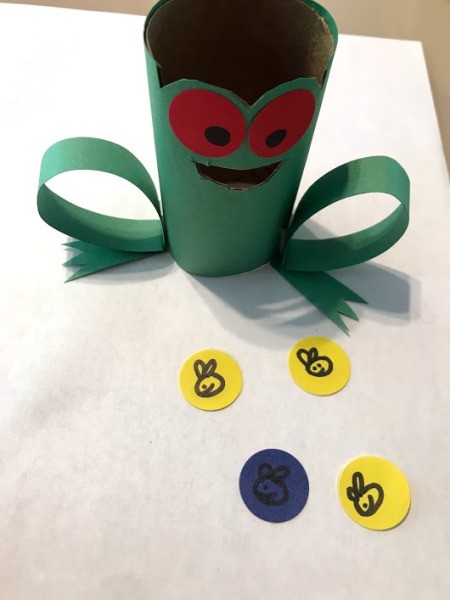 Making a Pet Frog from a Toilet Paper Tube - frog and flies