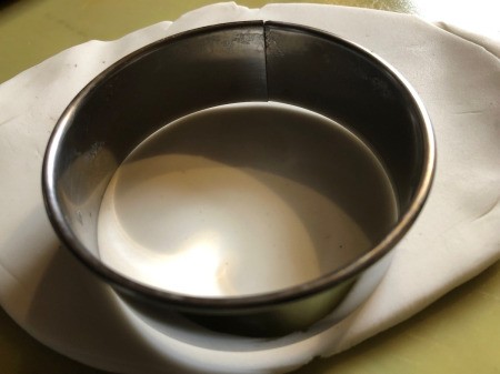 DIY Turntable Cake - roll fondant to 1/4 inch and use a circle cutter to make turntable platter