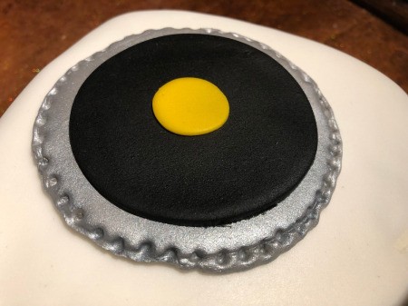 DIY Turntable Cake - roll out yellow fondant to 1/8th inch and cut a small circle and "glue" to the center of the record