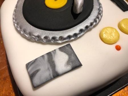 DIY Turntable Cake - roll the fondant to 1/4" thickness and cut into a rectangle, "glue" to bottom left
