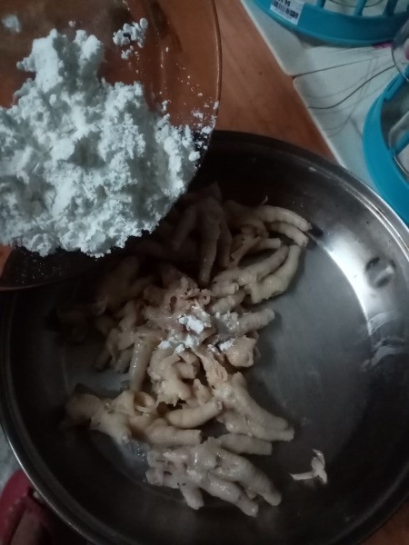 adding corn starch to Chicken Feet