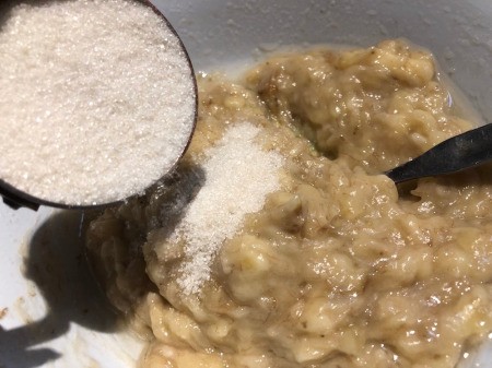 adding sugar to bananas