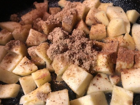 adding sugar to apples