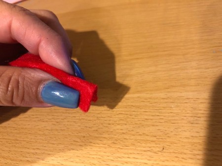 Easy Felt Flowers - squeeze together one end of the strip