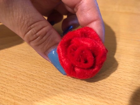 Easy Felt Flowers - glue the end under the flower and hole until set