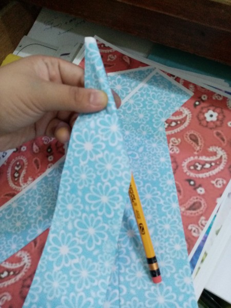 How to Make Paper Flower Wall Decor - roll around a pencil, make 6