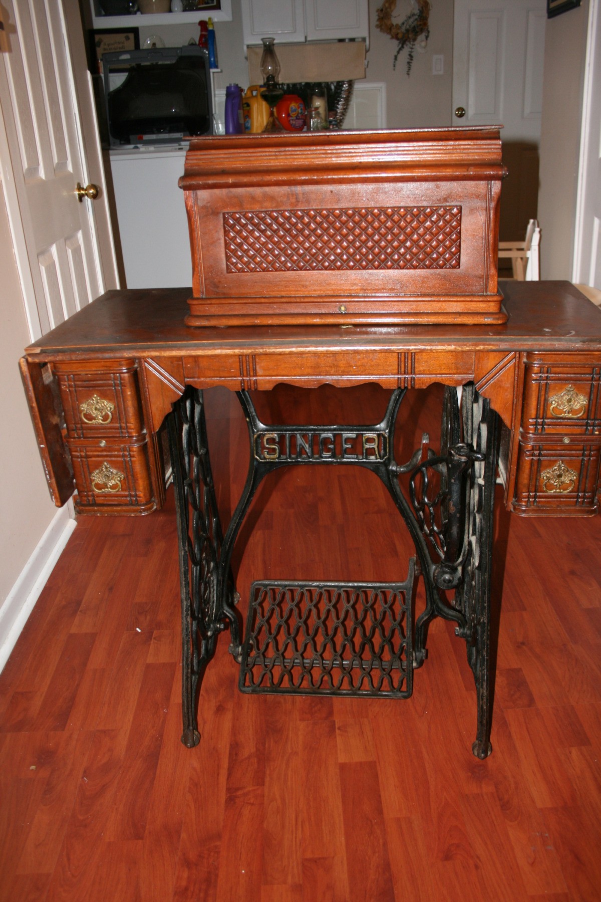 Old Singer Sewing Machine In Wood Cabinet, Furniture Value Of Old Singer Sewing Machine In Wood Cabinet