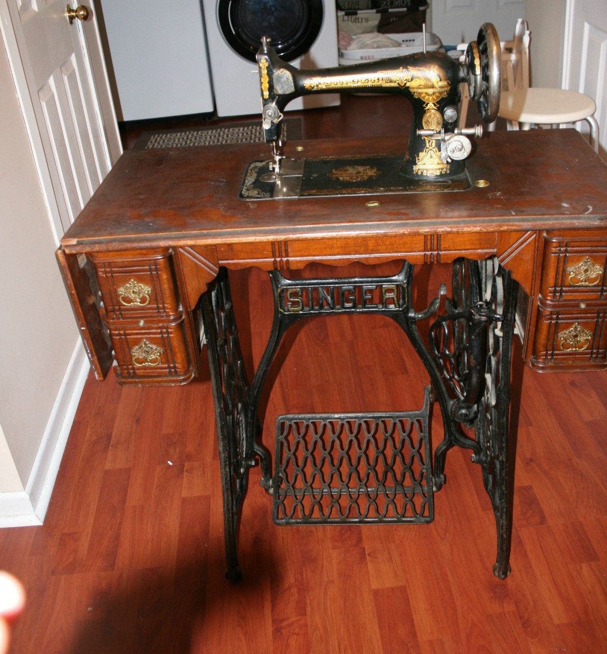 Vintage Singer Treadle Sewing Machine Cabinet | www.resnooze.com