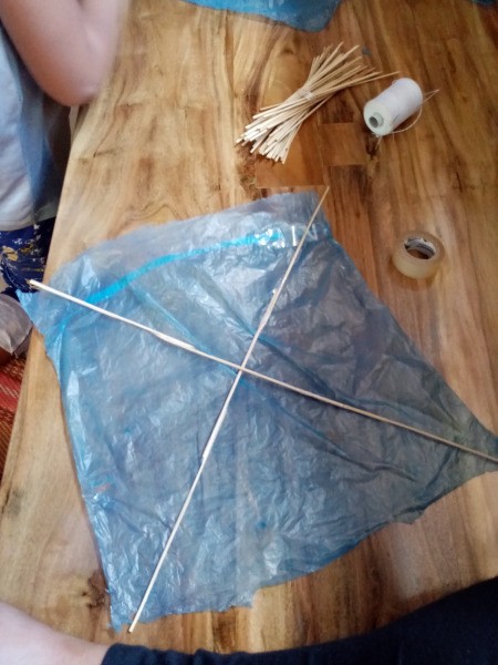 How to Make a Mini Kiddie Kite - band them together to make a cross and place on the plastic