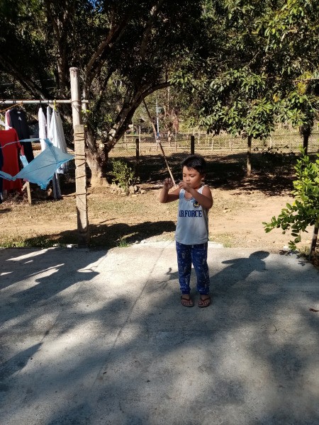 How to Make a Mini Kiddie Kite - child flying kite