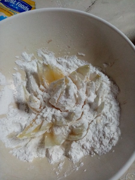 dipping onion in flour