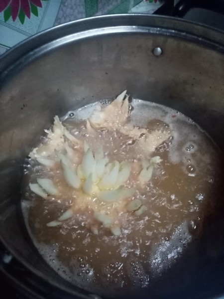 cooking breaded Onion in oil