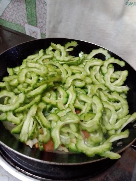 Ampalaya on top of tomatoes, garlic & onions
