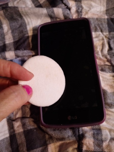 Use a Powder Puff to Clean Your Cell Phone Screen