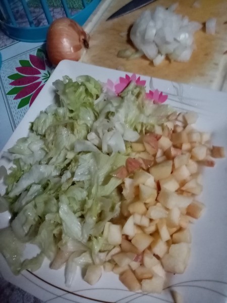 cut lettuce & apples
