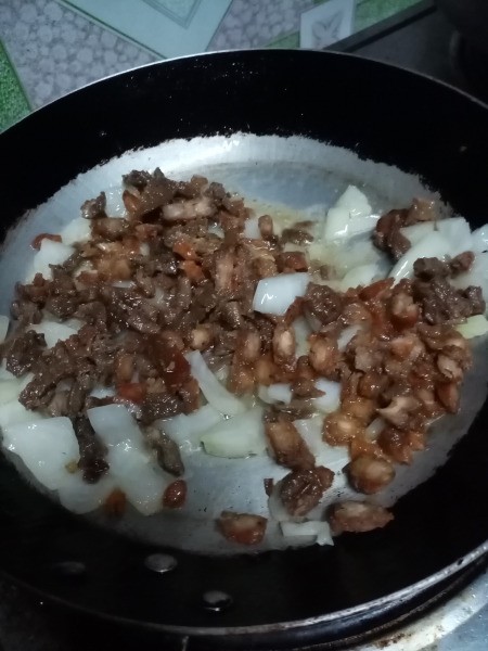 frying beef, shrimp & onion in pan