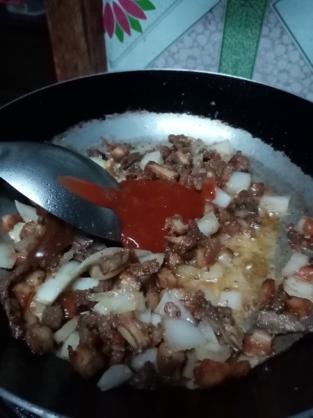 add tomato sauce to pan