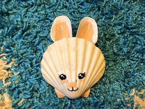 Make a Bunny from Shells - scallop and mussel shell bunny face