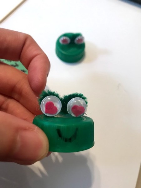 How to Make a Bottle Cap Frog Gift Tag   - draw on a smiley face