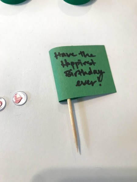 How to Make a Bottle Cap Frog Gift Tag  - front of message tag