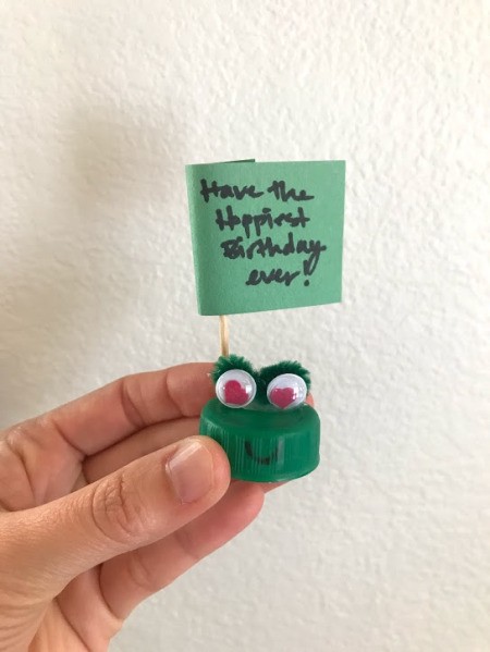How to Make a Bottle Cap Frog Gift Tag  - front view of tag attached to the cap
