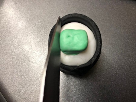 Fondant Sushi Cupcake Toppers - mix green fondant with white to make a light green for the cucumber, make a cylinder of white fondant and wrap with a strip of black and then place the cucumber on top