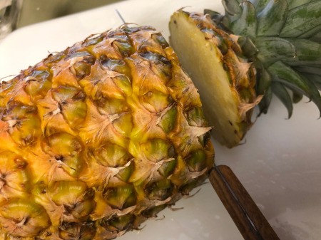 cutting top off pineapple