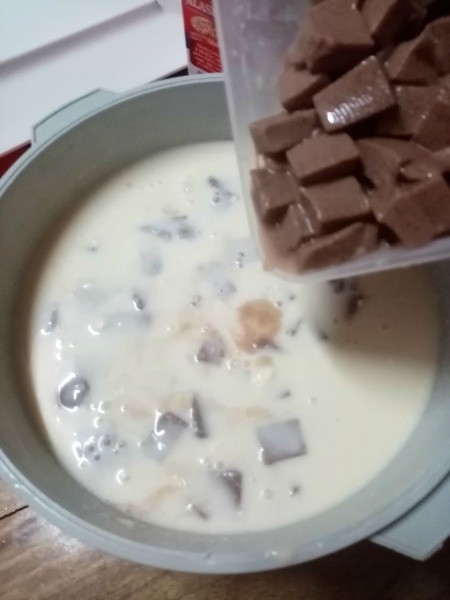 adding Choco Jelly cubes to milk