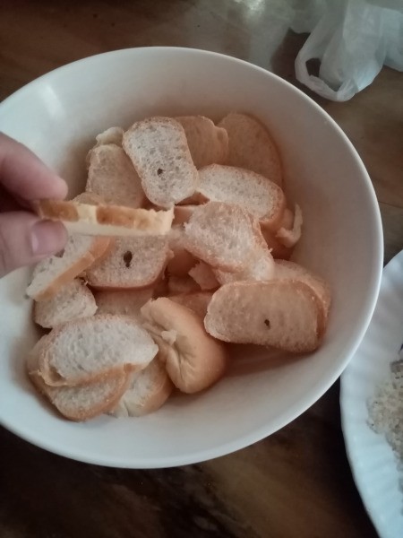 Bread cut in thin slices
