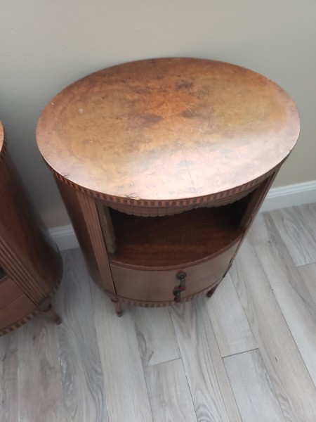 Identifying Round Antique Tables