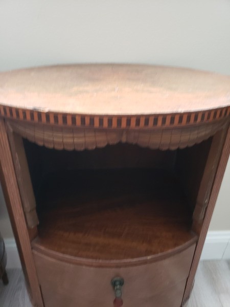 Identifying Round Antique Tables