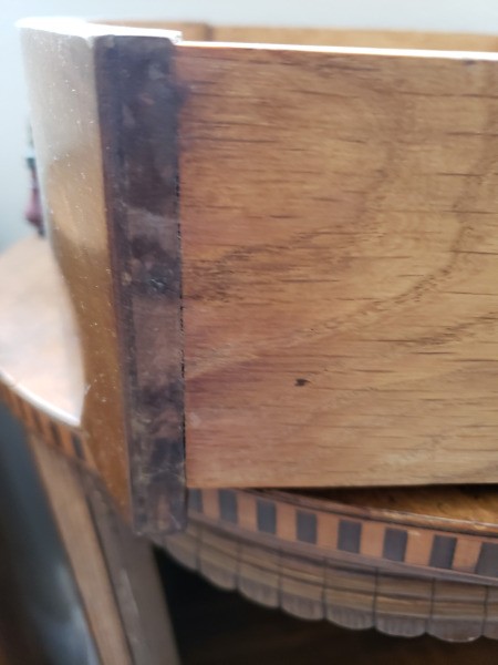 Identifying Round Antique Tables