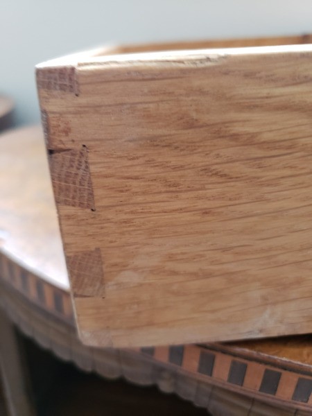 Identifying Round Antique Tables