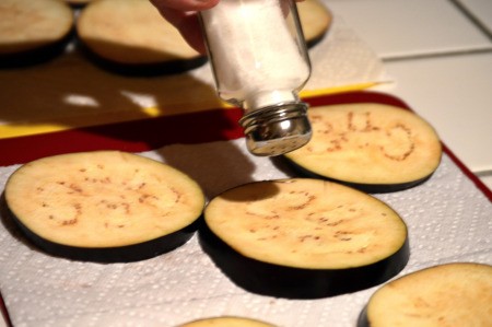 salt on Eggplant slices