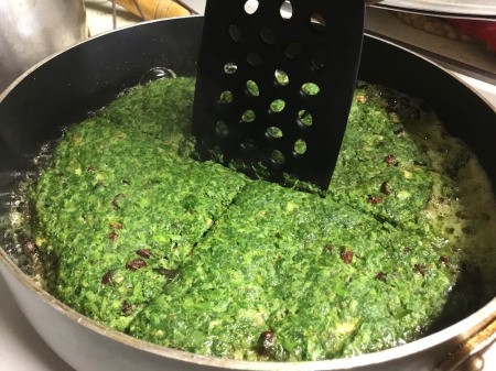 quartering Frittata to flip sections