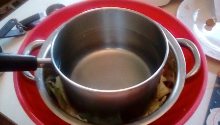 pan to weigh down salted cabbage