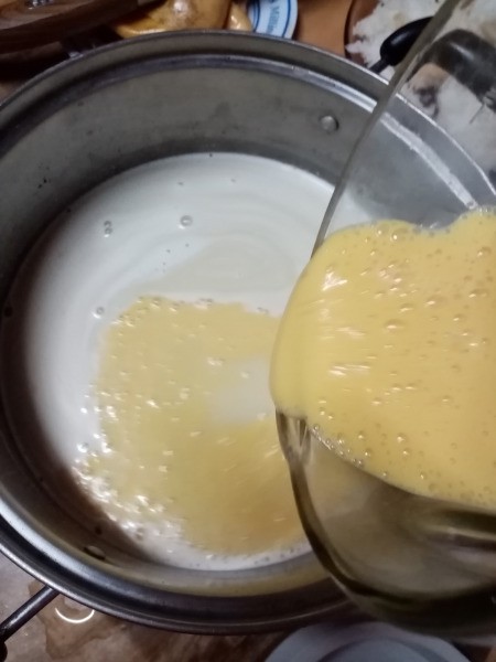 adding blended Mango to pan