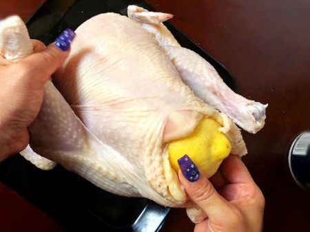 putting lemon inside chicken