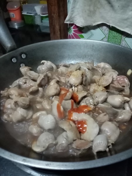 adding hot sauce to Sizzler